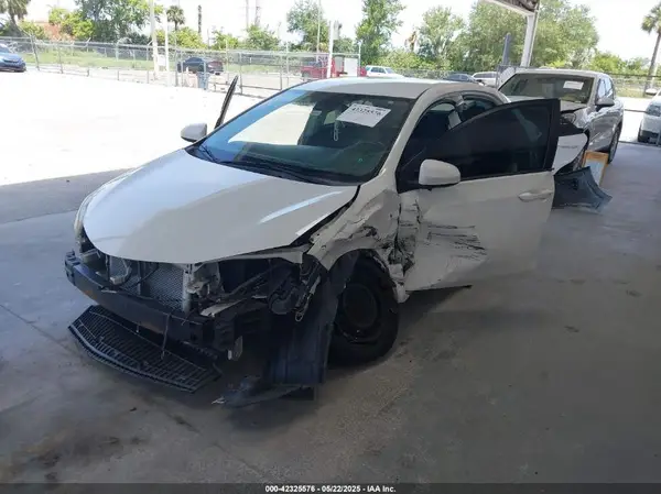 5YFBURHE3HP667289 2017 TOYOTA COROLLA - Image 2