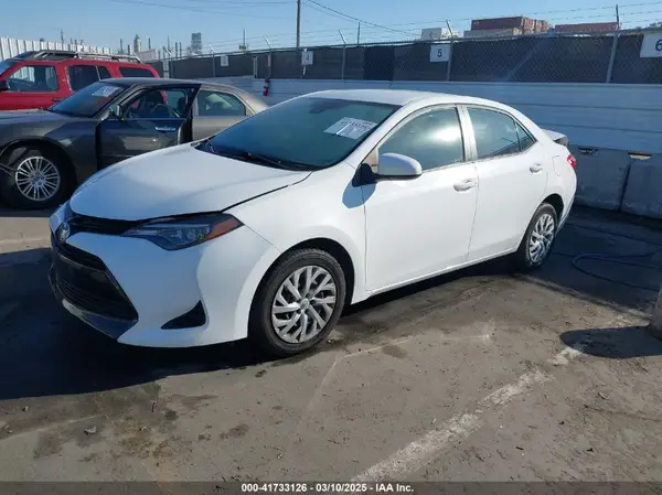 5YFBURHE3HP690569 2017 TOYOTA COROLLA - Image 2