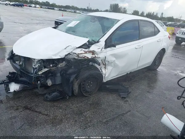 5YFBURHE3HP735607 2017 TOYOTA COROLLA - Image 2