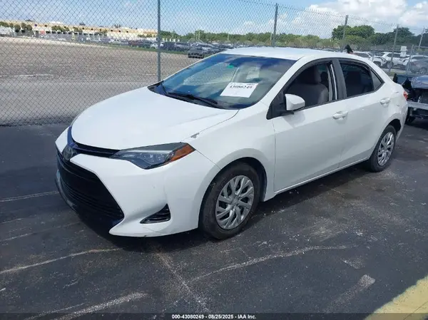 5YFBURHE3JP743440 2018 TOYOTA COROLLA - Image 2