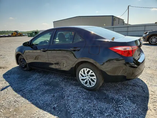 5YFBURHE3JP744913 2018 TOYOTA COROLLA - Image 2