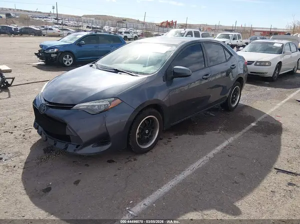 5YFBURHE3JP747939 2018 TOYOTA COROLLA - Image 2