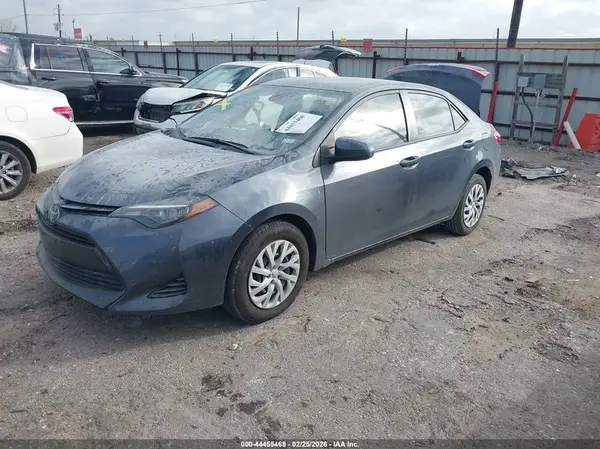 5YFBURHE3JP748864 2018 TOYOTA COROLLA - Image 2