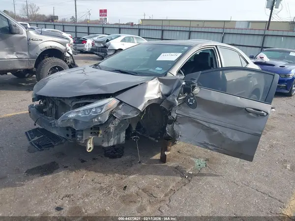 5YFBURHE3JP749206 2018 TOYOTA COROLLA - Image 2