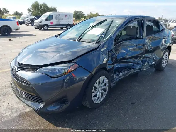5YFBURHE3JP749349 2018 TOYOTA COROLLA - Image 2