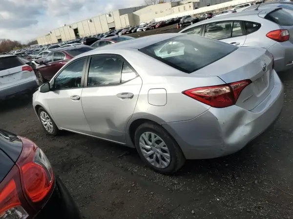 5YFBURHE3JP752168 2018 TOYOTA COROLLA - Image 2