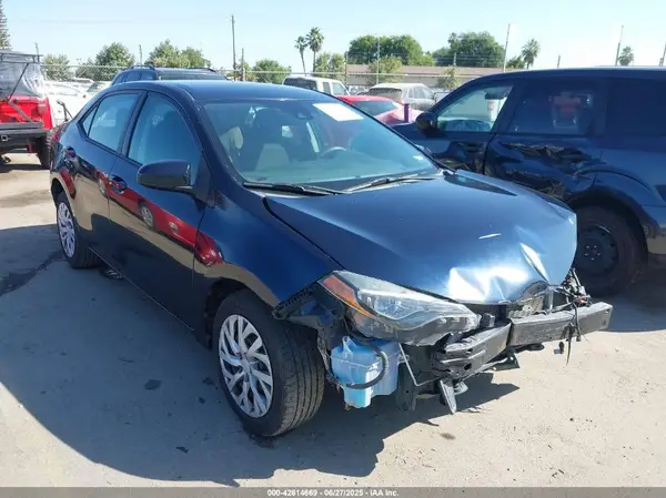 5YFBURHE3JP752400 2018 TOYOTA COROLLA - Image 1