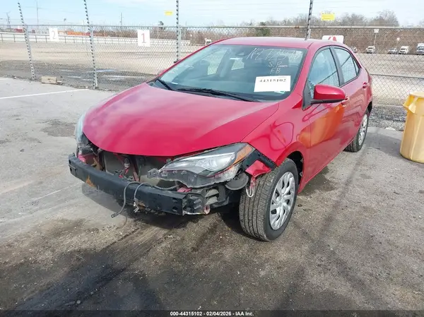 5YFBURHE3JP756110 2018 TOYOTA COROLLA - Image 2