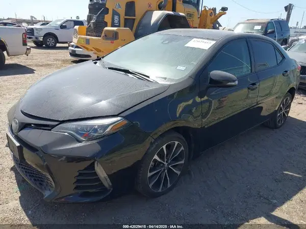 5YFBURHE3JP758939 2018 TOYOTA COROLLA - Image 2