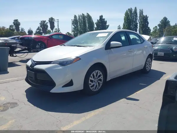 5YFBURHE3JP759024 2018 TOYOTA COROLLA - Image 2