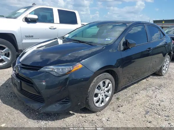 5YFBURHE3JP759296 2018 TOYOTA COROLLA - Image 2