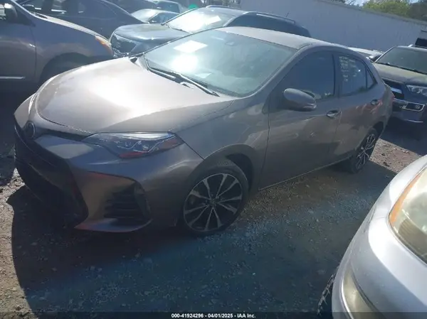 5YFBURHE3JP759413 2018 TOYOTA COROLLA - Image 2