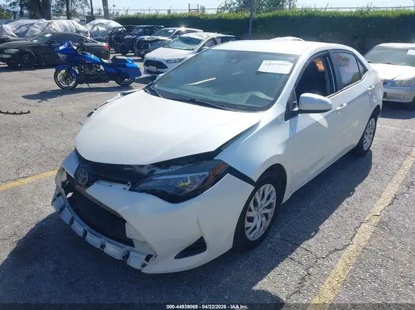 5YFBURHE3JP761176 2018 TOYOTA COROLLA - Image 2
