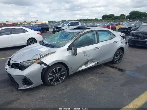 5YFBURHE3JP761453 2018 TOYOTA COROLLA - Image 2