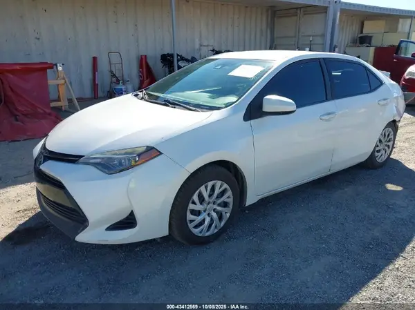 5YFBURHE3JP766765 2018 TOYOTA COROLLA - Image 2