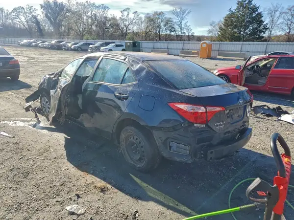 5YFBURHE3JP767060 2018 TOYOTA COROLLA - Image 2