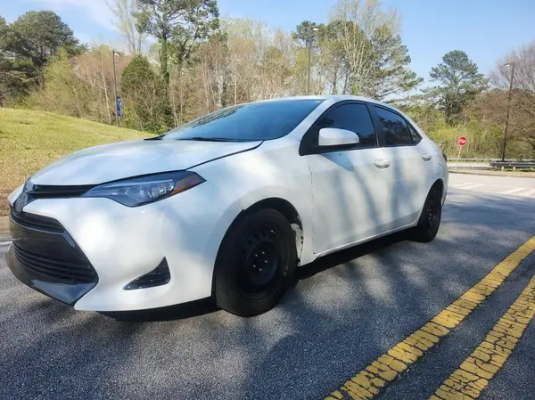 5YFBURHE3JP768306 2018 TOYOTA COROLLA - Image 2
