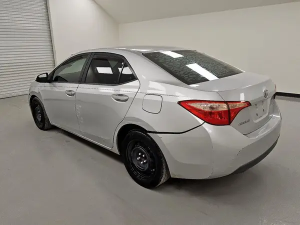 5YFBURHE3JP775238 2018 TOYOTA COROLLA - Image 2