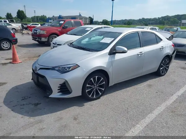 5YFBURHE3JP777040 2018 TOYOTA COROLLA - Image 2
