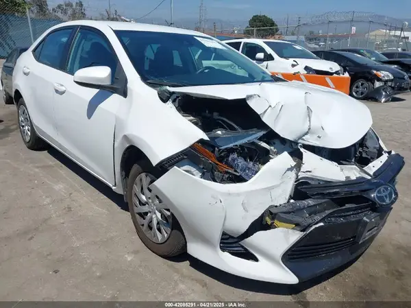 5YFBURHE3JP778527 2018 TOYOTA COROLLA - Image 1
