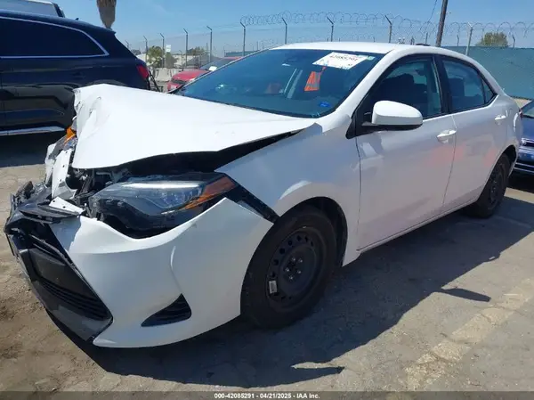 5YFBURHE3JP778527 2018 TOYOTA COROLLA - Image 2