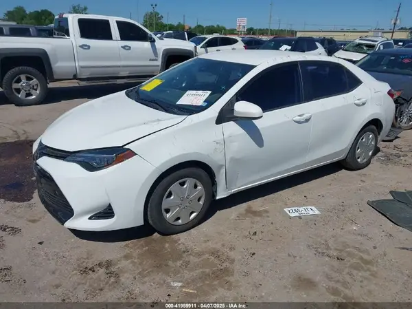 5YFBURHE3JP778768 2018 TOYOTA COROLLA - Image 2
