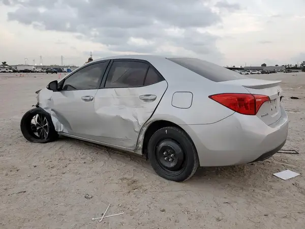 5YFBURHE3JP779211 2018 TOYOTA COROLLA - Image 2