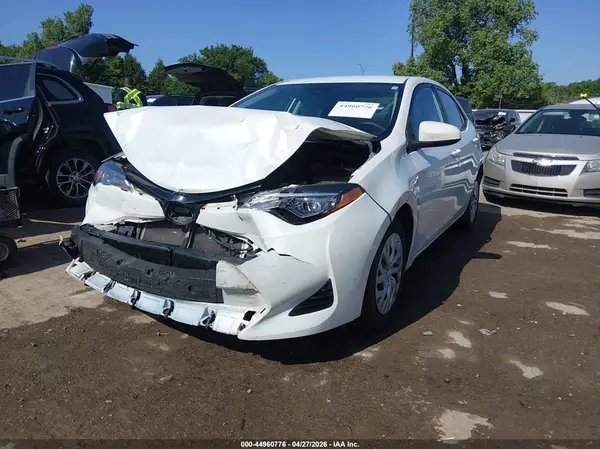 5YFBURHE3JP779340 2018 TOYOTA COROLLA - Image 2