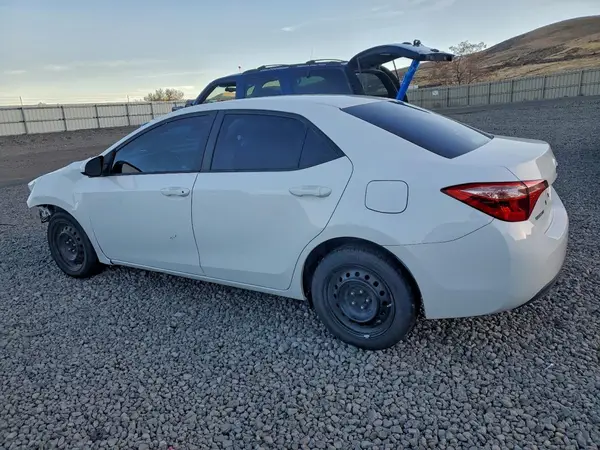 5YFBURHE3JP781301 2018 TOYOTA COROLLA - Image 2