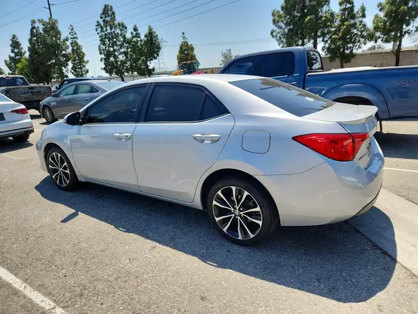 5YFBURHE3JP785381 2018 TOYOTA COROLLA - Image 2