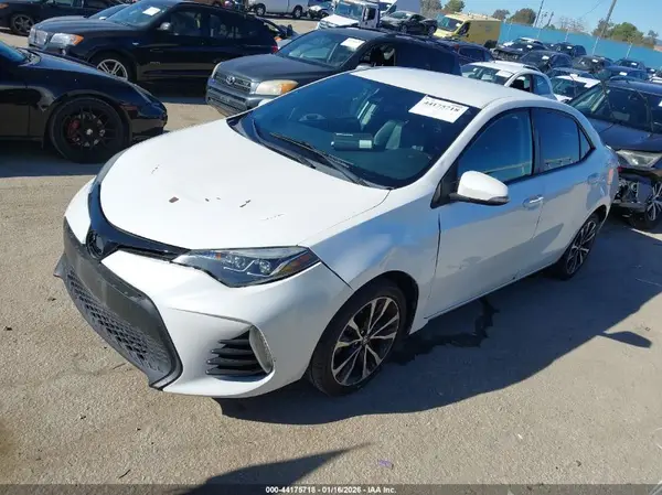 5YFBURHE3JP785543 2018 TOYOTA COROLLA - Image 2
