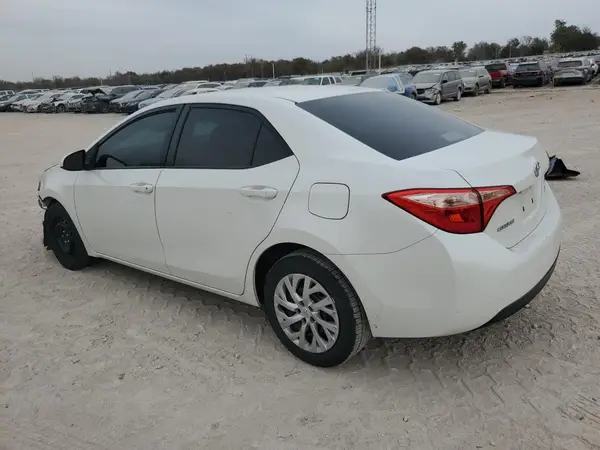 5YFBURHE3JP786773 2018 TOYOTA COROLLA - Image 2