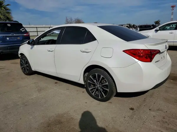 5YFBURHE3JP790810 2018 TOYOTA COROLLA - Image 2