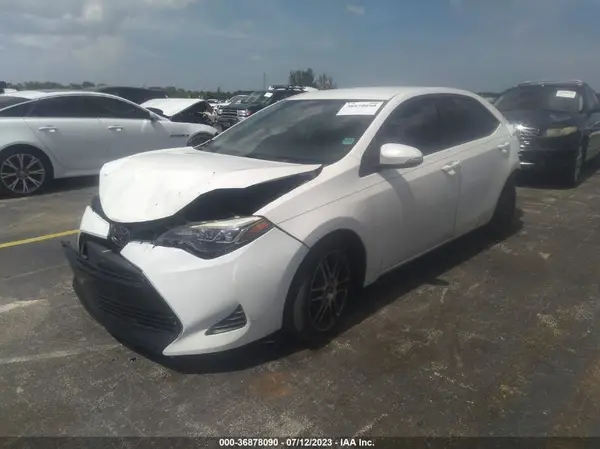 5YFBURHE3JP793061 2018 TOYOTA COROLLA - Image 2