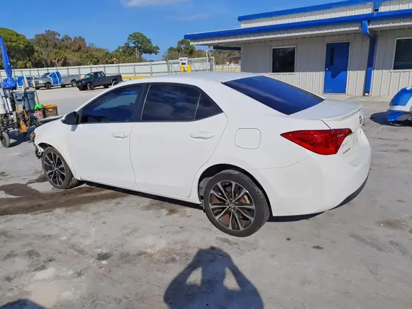 5YFBURHE3JP793819 2018 TOYOTA COROLLA - Image 2