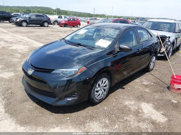 5YFBURHE3JP794663 2018 TOYOTA COROLLA - Image 2