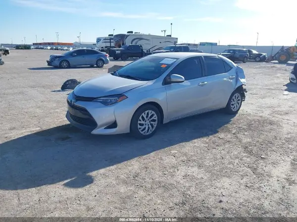 5YFBURHE3JP795473 2018 TOYOTA COROLLA - Image 2