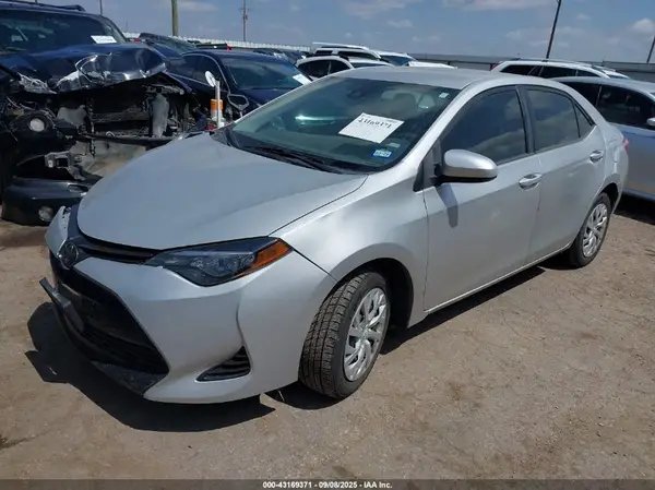 5YFBURHE3JP795554 2018 TOYOTA COROLLA - Image 2
