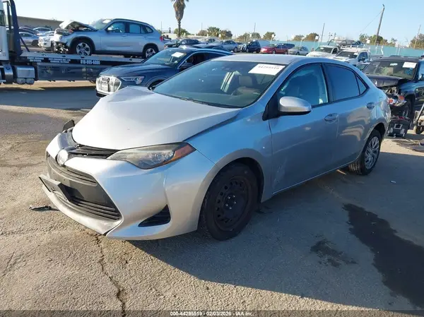5YFBURHE3JP797840 2018 TOYOTA COROLLA - Image 2