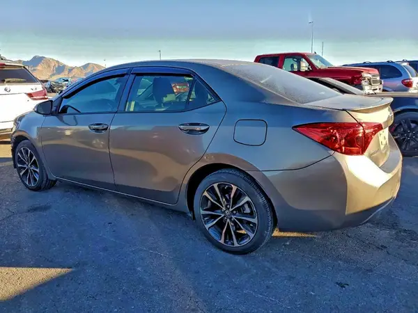 5YFBURHE3JP798437 2018 TOYOTA COROLLA - Image 2
