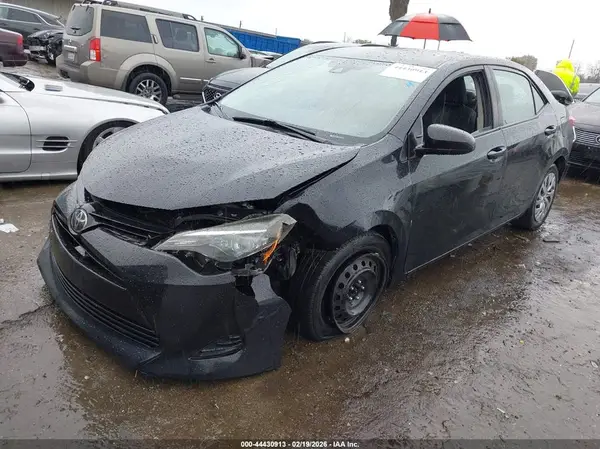 5YFBURHE3JP808786 2018 TOYOTA COROLLA - Image 2