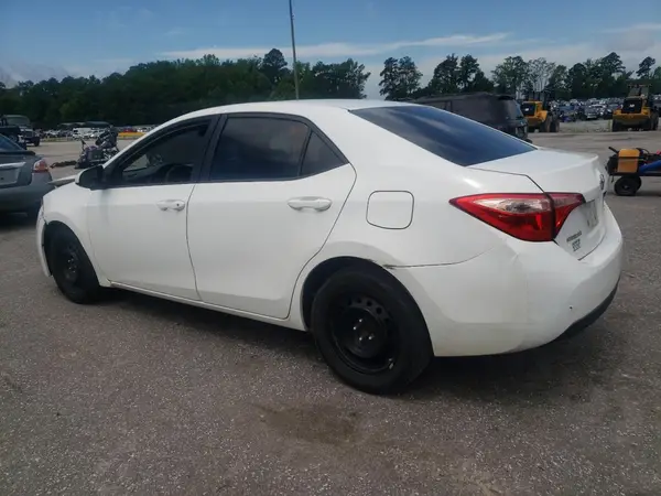 5YFBURHE3JP810893 2018 TOYOTA COROLLA - Image 2