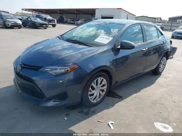 5YFBURHE3JP811669 2018 TOYOTA COROLLA - Image 2