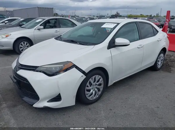 5YFBURHE3JP813325 2018 TOYOTA COROLLA - Image 2