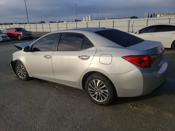 5YFBURHE3JP813728 2018 TOYOTA COROLLA - Image 2