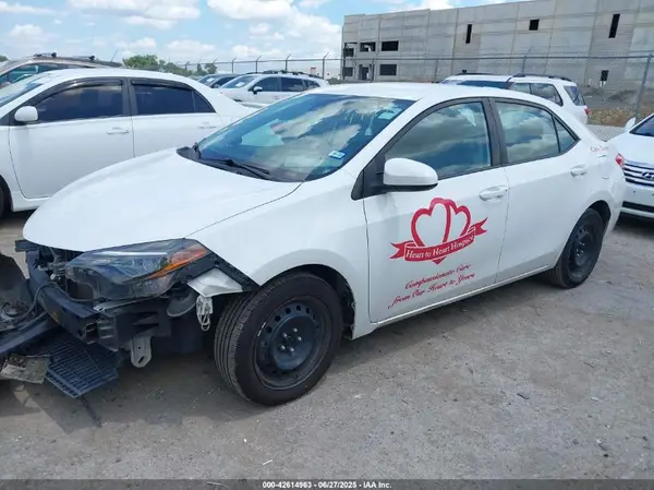 5YFBURHE3JP813888 2018 TOYOTA COROLLA - Image 2