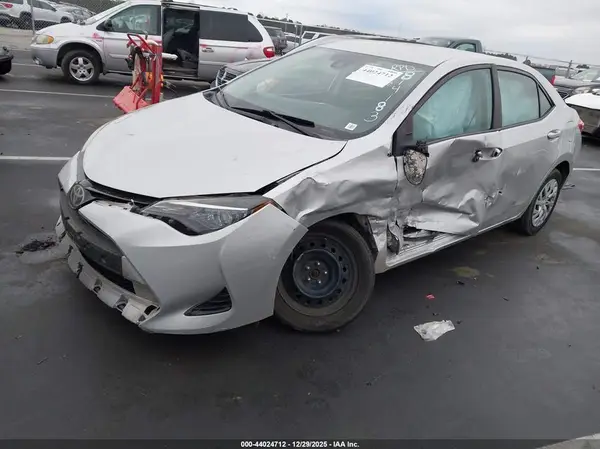 5YFBURHE3JP814183 2018 TOYOTA COROLLA - Image 2