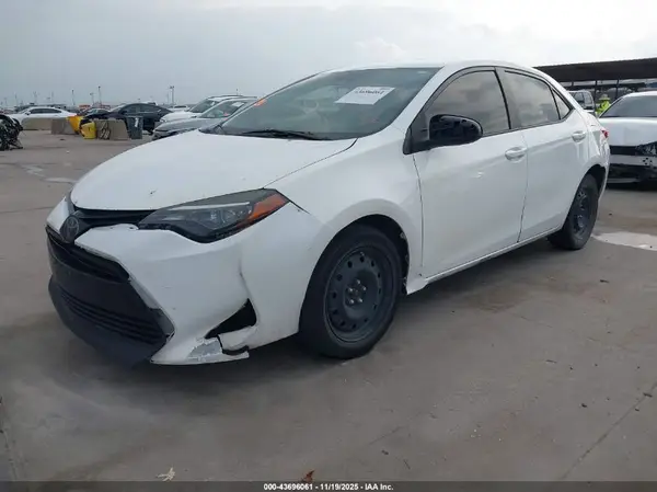 5YFBURHE3JP819271 2018 TOYOTA COROLLA - Image 2