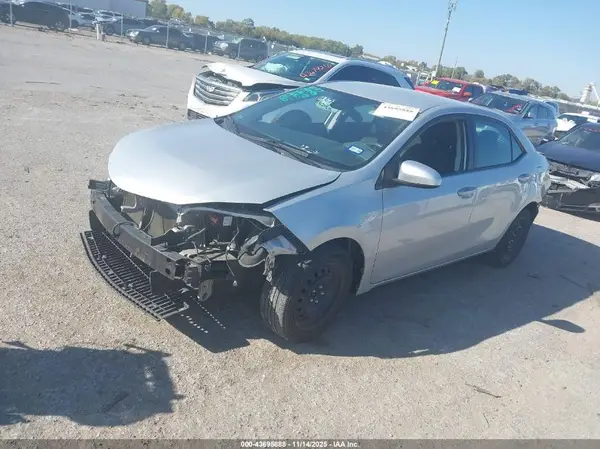 5YFBURHE3JP819545 2018 TOYOTA COROLLA - Image 2