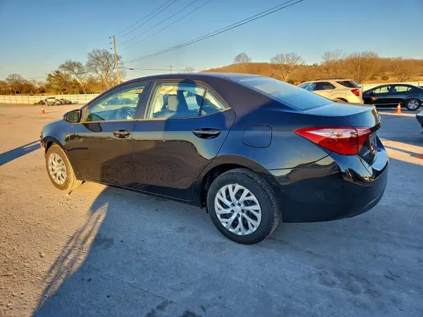 5YFBURHE3JP820422 2018 TOYOTA COROLLA - Image 2